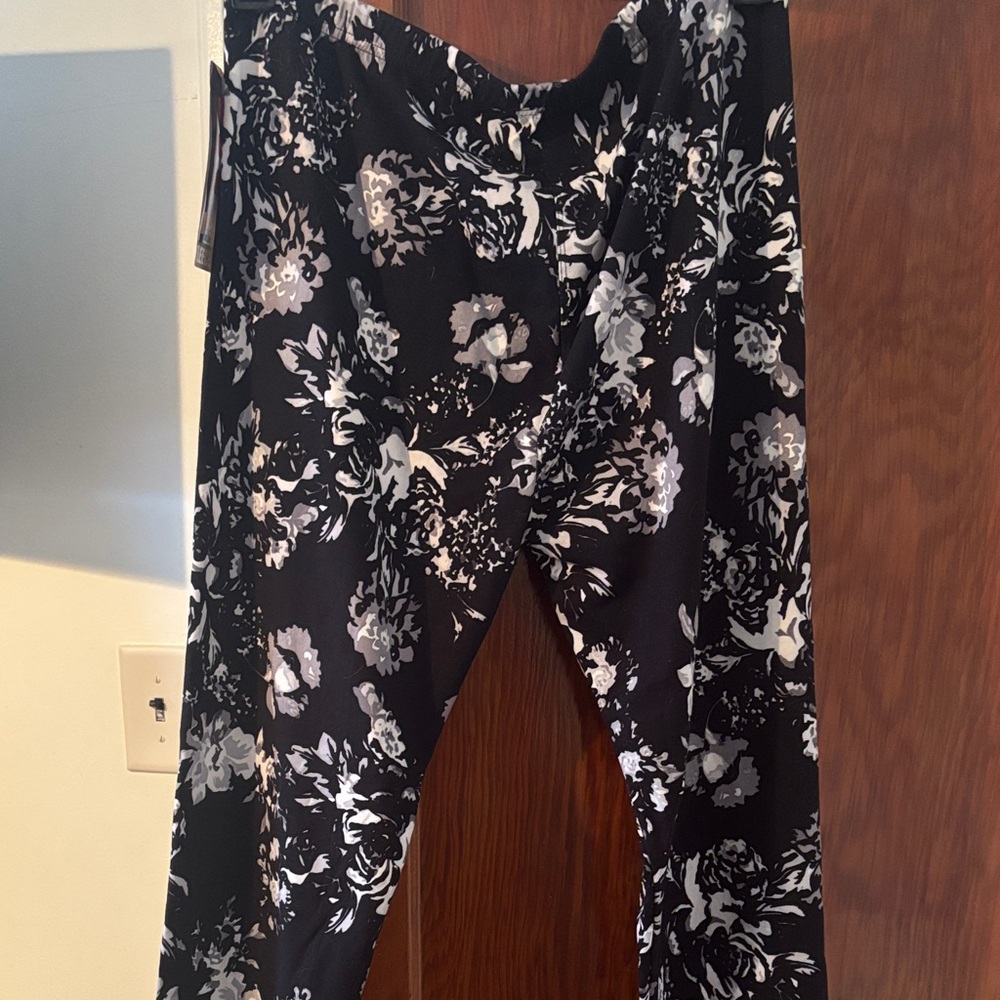 Shosho Monochrome Floral Leggings